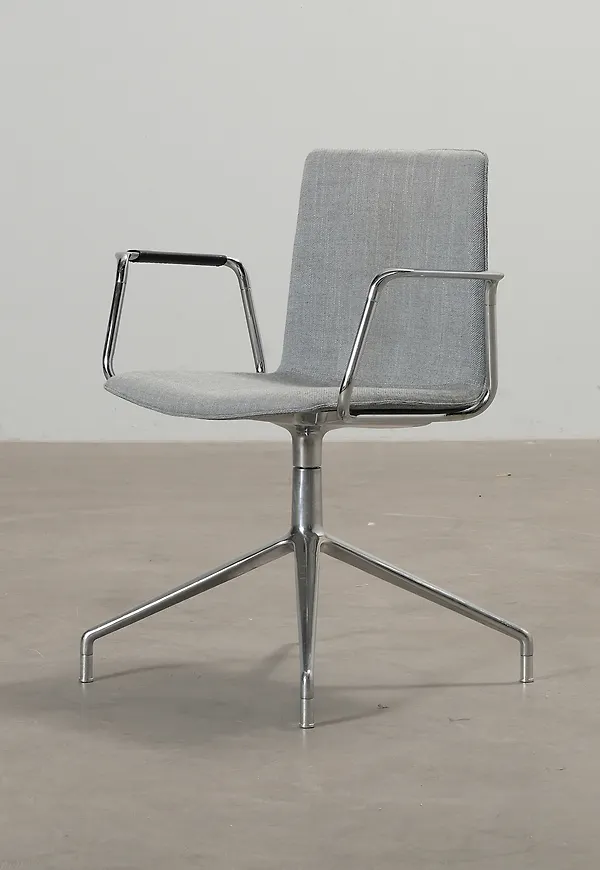 Stilren konferensstol i grått från Andreu World.