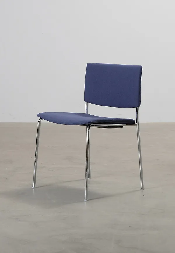 Modern blå stol 2025 från Andreu World.