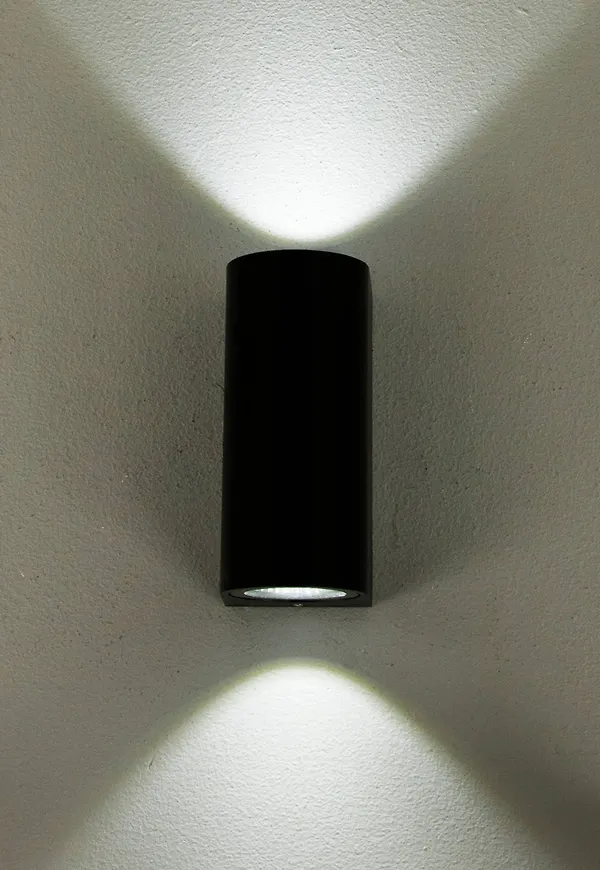 Klassisk vägglampa 2024 från Aneta Lighting.