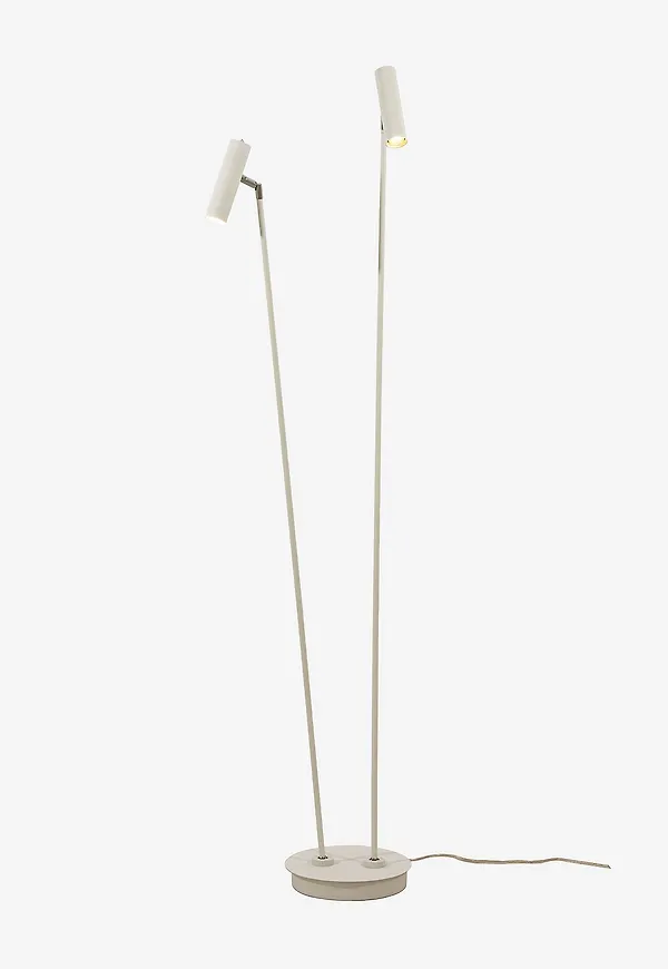 Komfortabel golvlampa i vitt från Aneta Lighting.