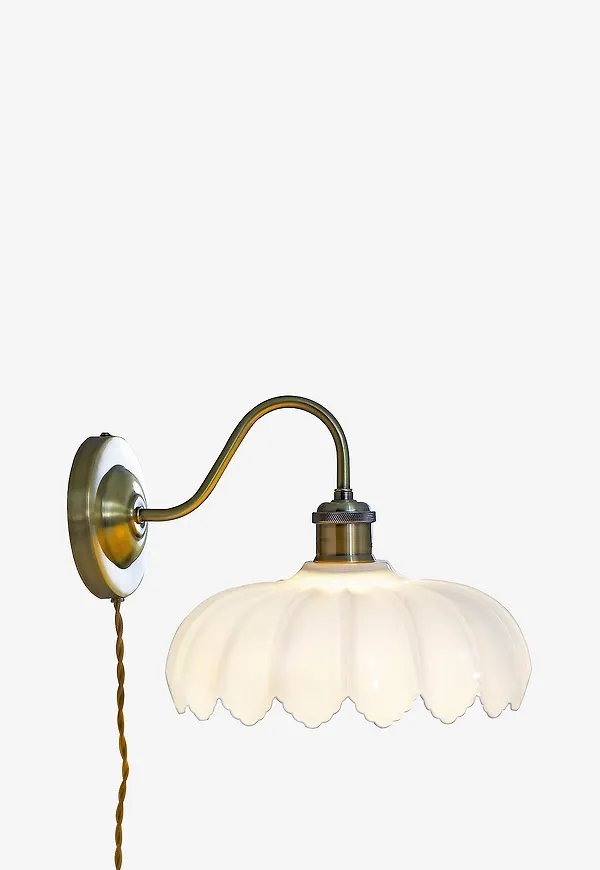 Vit Aneta Lighting-lampa i fantastiskt snygg modell.