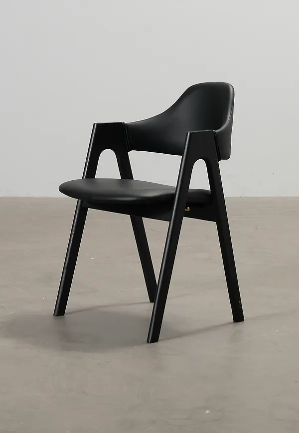Modern svart stol 2025 från Ellos.