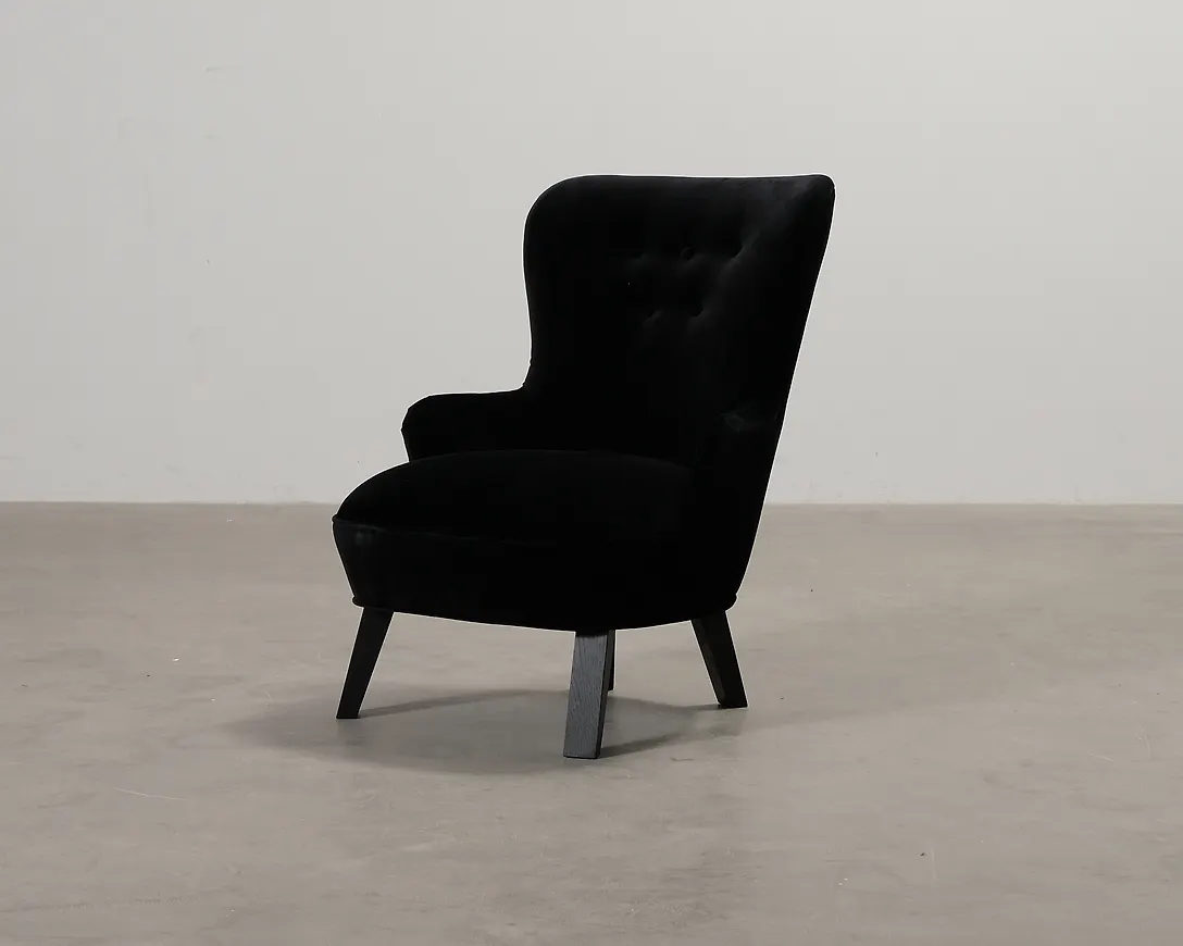 Svart fåtölj som passar perfekt till sommaren 2025!