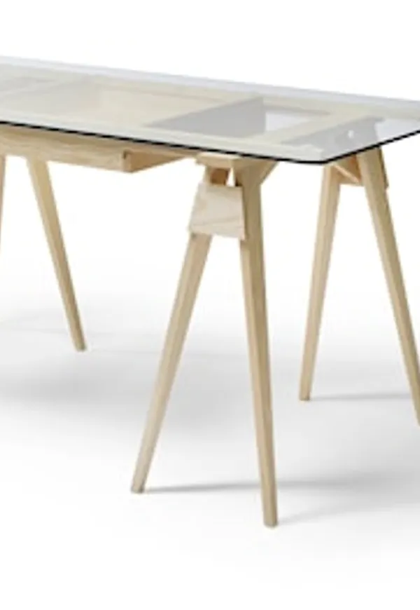 Modern skrivbord i ek från Design House Stockholm.