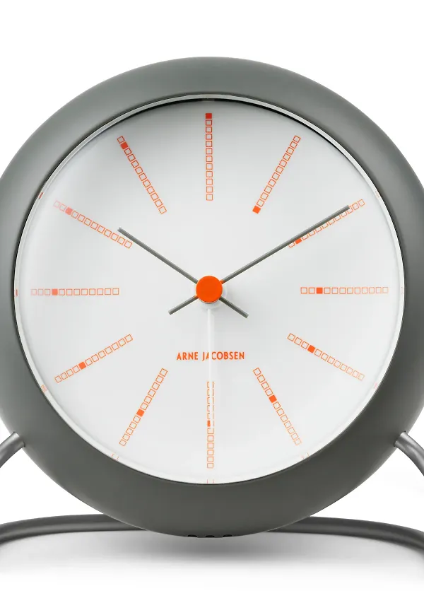 Ikonisk bordsklocka i grått från Arne Jacobsen Clocks.