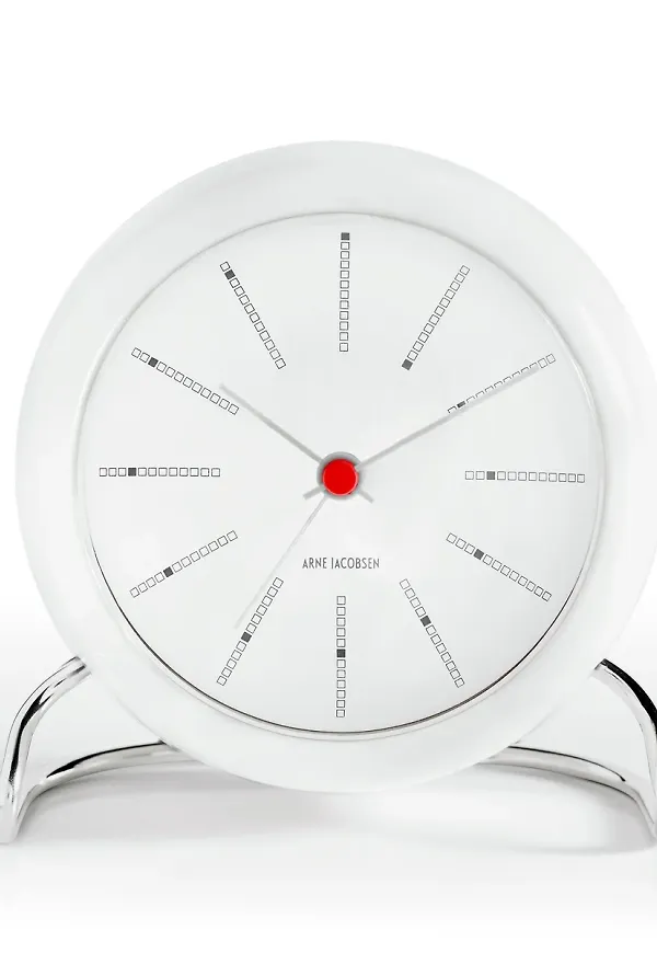 Vit Arne Jacobsen Clocks-bordsklocka i trendig modell.