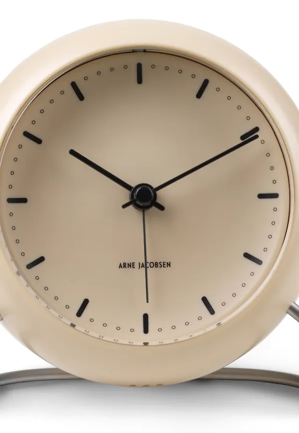 Beige Arne Jacobsen Clocks-bordsklocka i exklusiv modell.