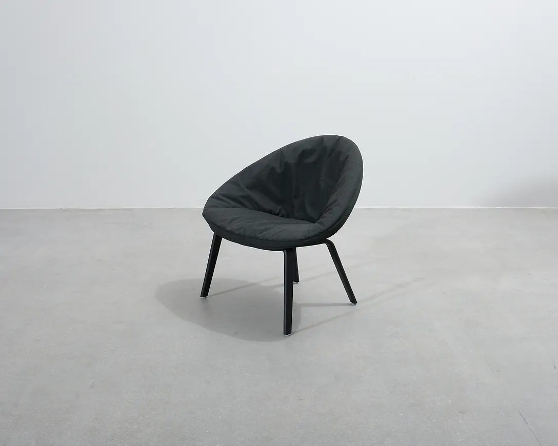 Smickrande svart fåtölj 2025 från Arper.