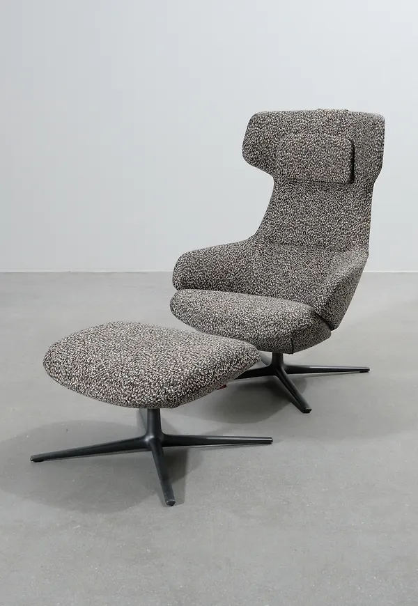 Riktigt snygg grå fotpall 2025 från Arper.