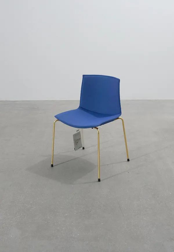 Smickrande blå stol 2025 från Arper.