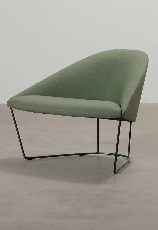 Stilriktig grön fåtölj 2025 från Arper.