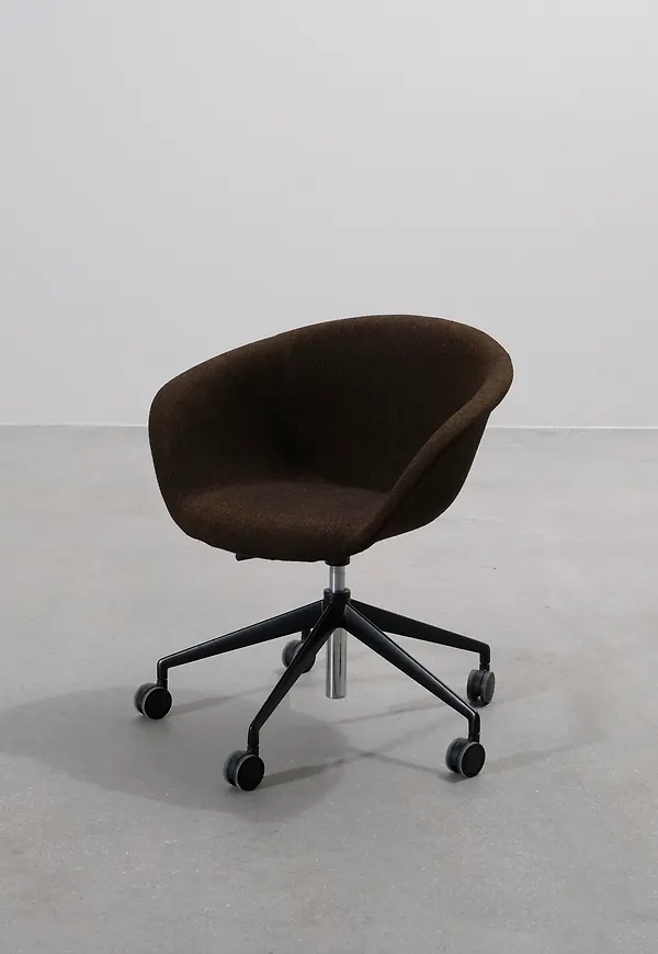 Brun Arper-skrivbordsstol i söt modell.