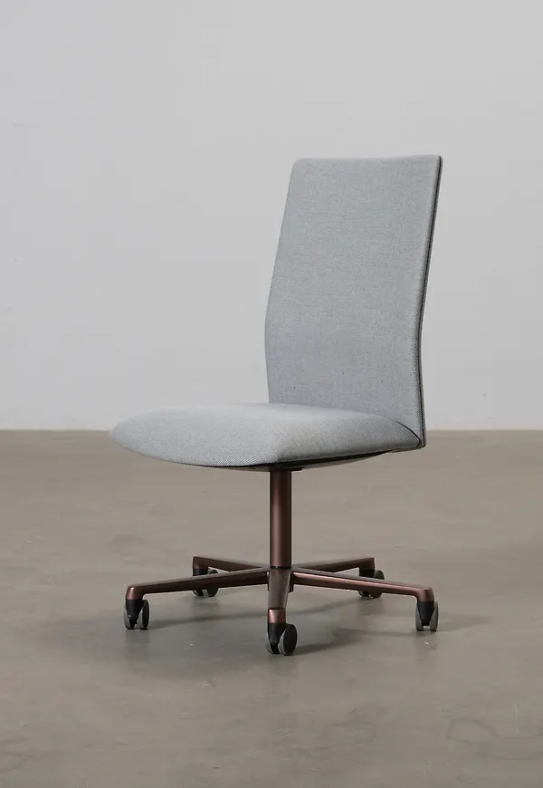 Jättefin grå stol 2026 från Arper.