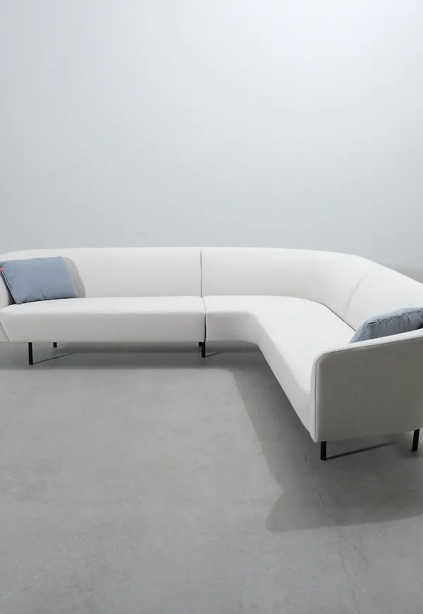 Vit Arper-hörnsoffa i vacker modell.