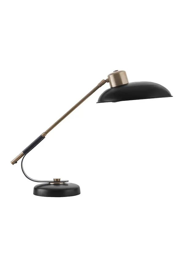 Moderiktig bord som passar bra vid många olika tillfällen.