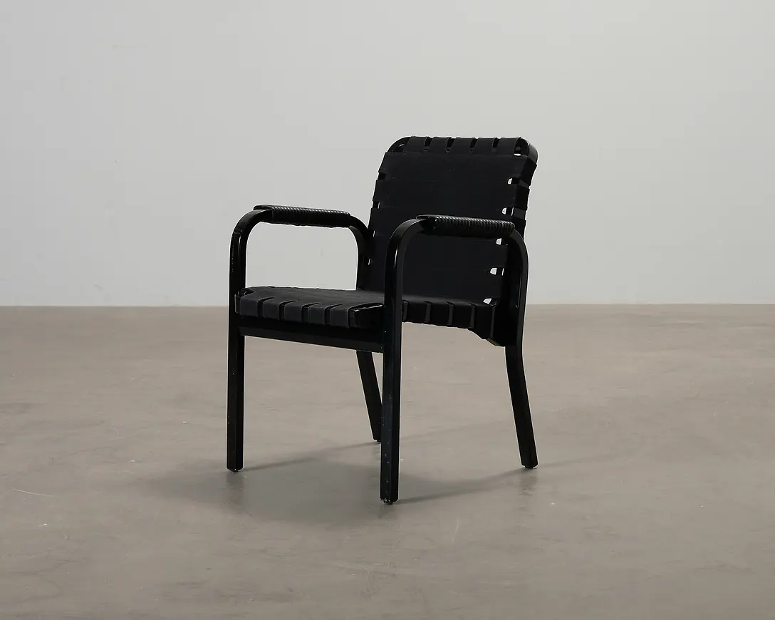 Riktigt snygg svart stol 2025 från Artek.