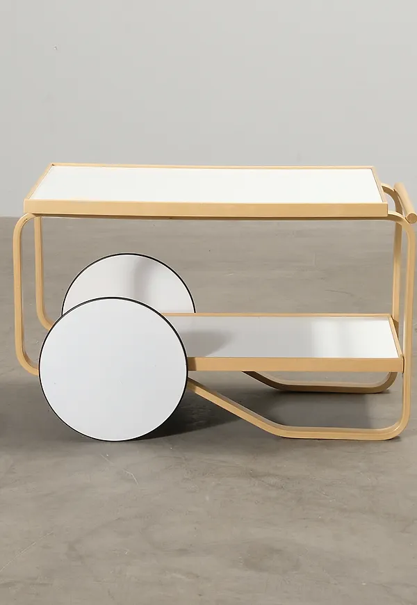 Elegant serveringsvagn 2025 från Artek.