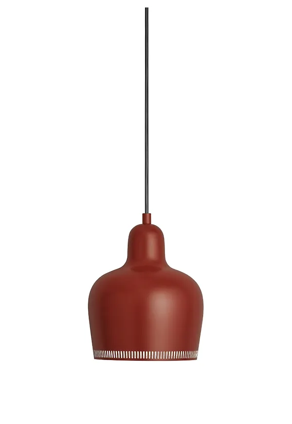 Röd Artek-taklampa i stilren modell.