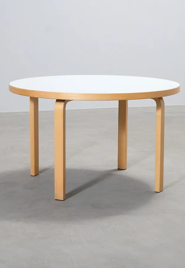 Fin barnbord i björk från Artek.