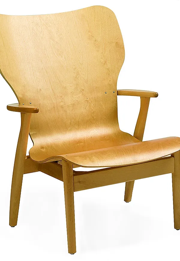 Fin fåtölj i ek 2026 från Artek.