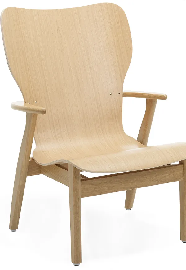 Komfortabel fåtölj i ek från Artek.