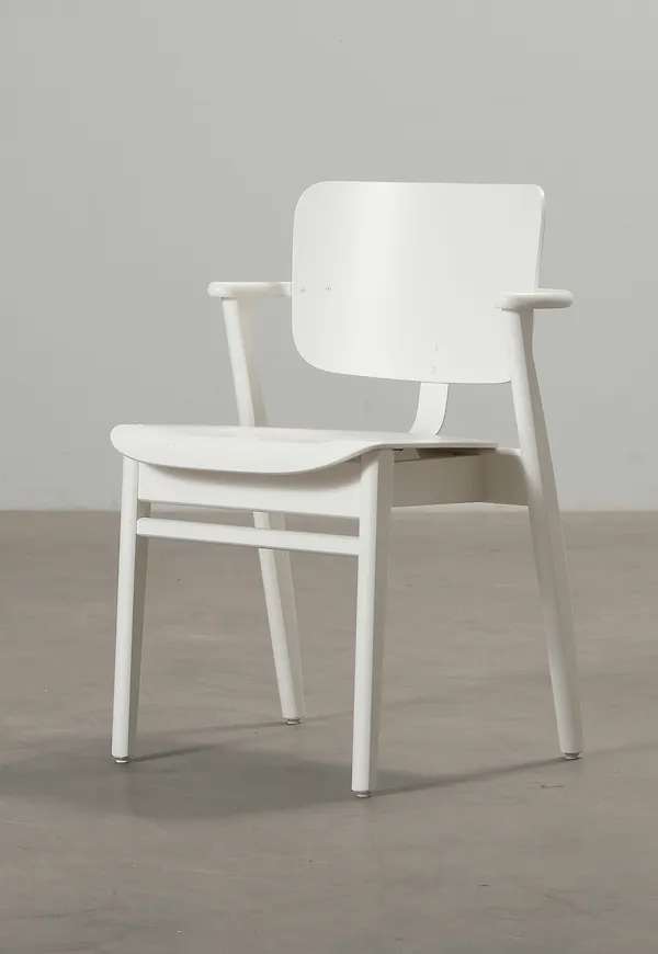 Vit Artek-stol i snygg modell.