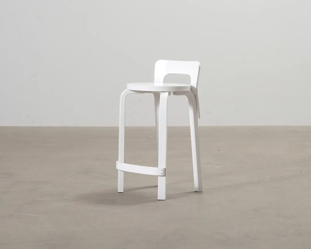 Smickrande vit stol 2024 från Artek.