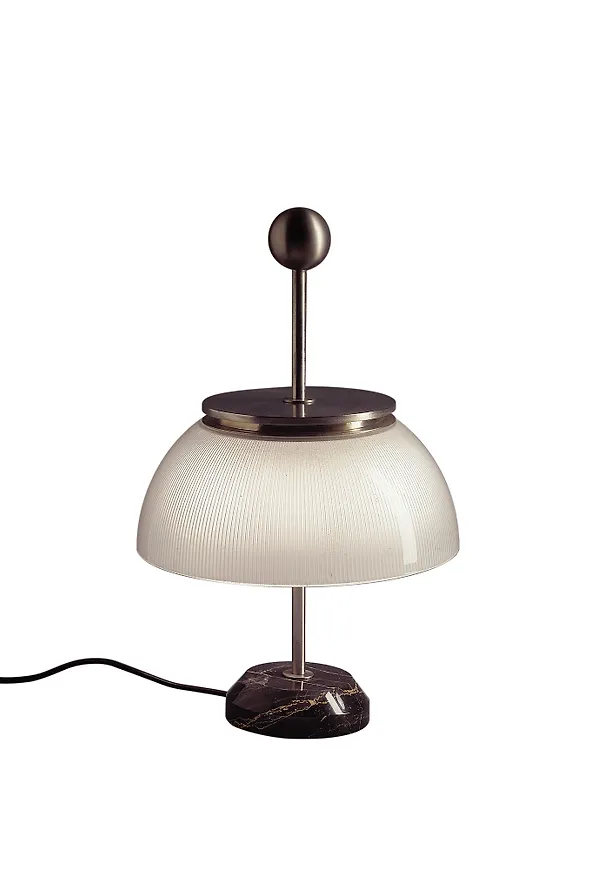 Vit Artemide-skrivbordslampa i elegant modell.