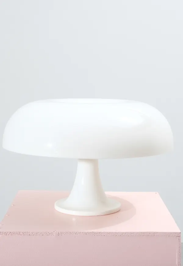 Superfin vit lampa 2025 från Artemide.