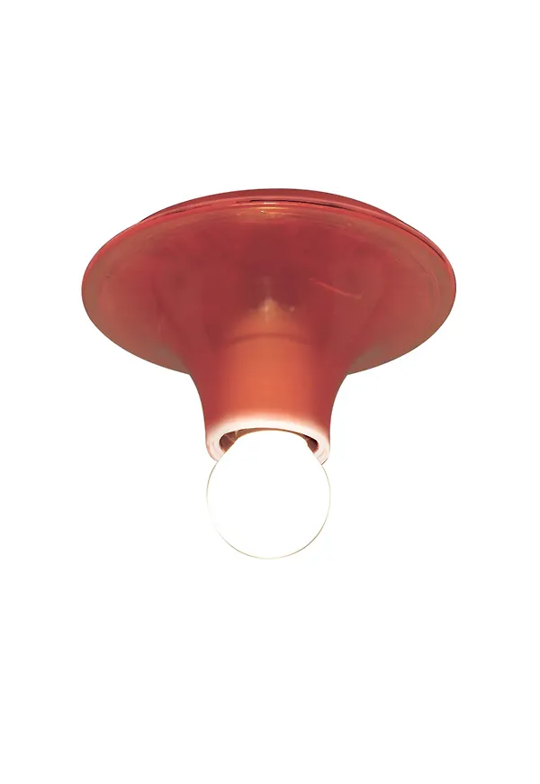 Skön vägglampa i oranget från Artemide.