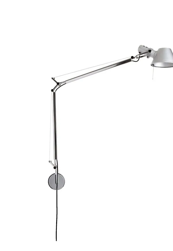 Exklusiv vägglampa i silver färg gjord i aluminium.