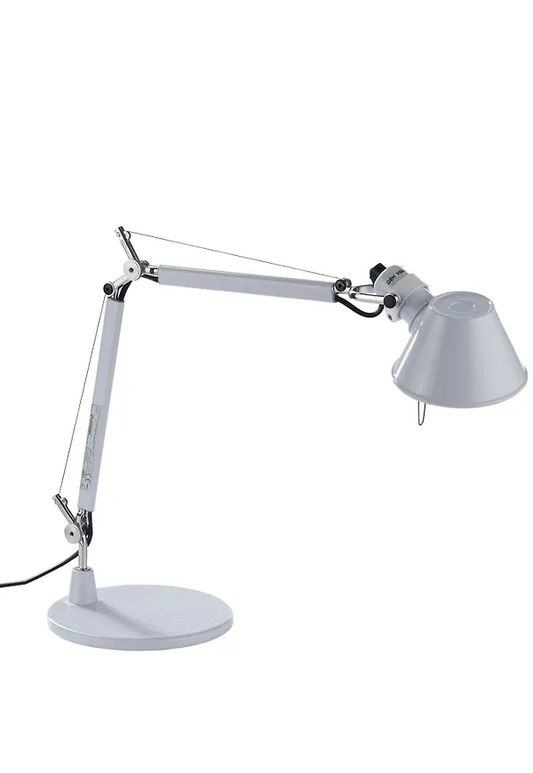 Riktigt snygg bordslampa i vit färg gjord i aluminium.