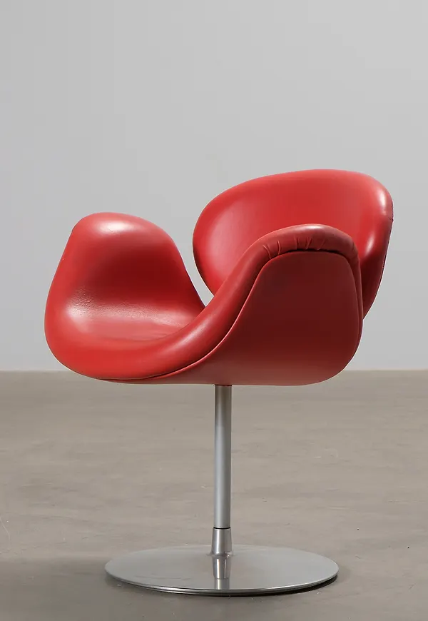 Röd Artifort-sittmöbel i stilriktig modell.