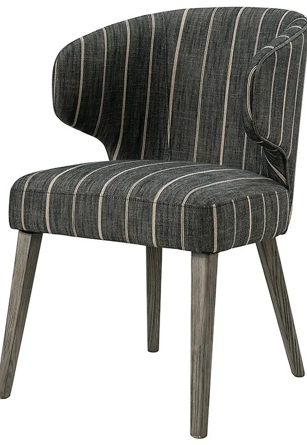 Jättesnygg Stol som passar bra vid många olika tillfällen.