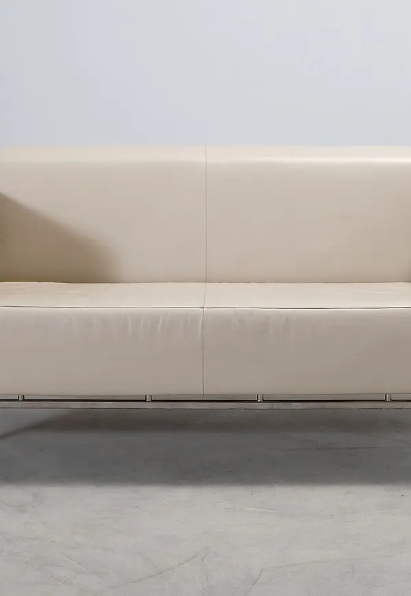 Komfortabel skinnsoffa i beiget från Asko.