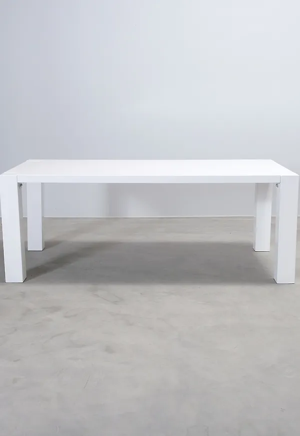 Riktigt trendig vit matbord 2025 från Asko.