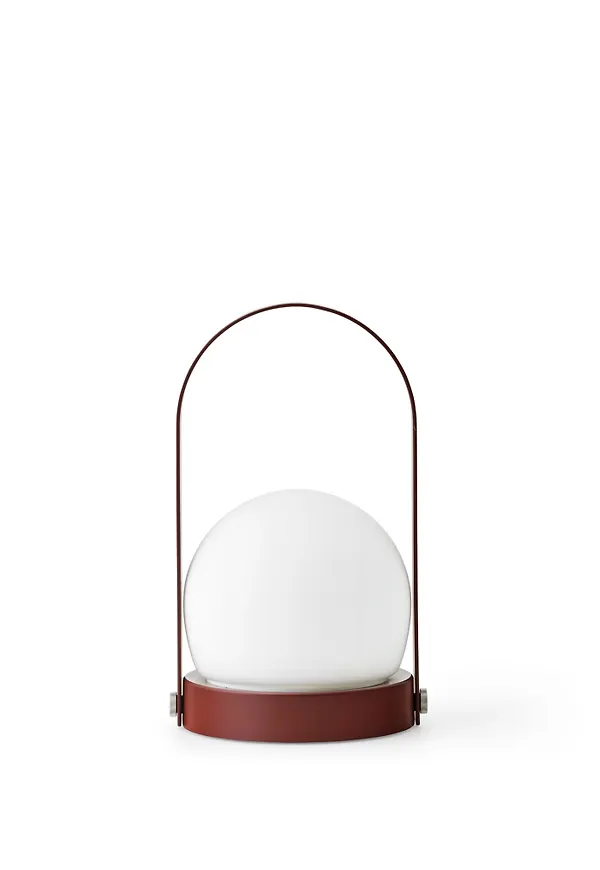Jättefin skrivbordslampa i rött från Audo Copenhagen.