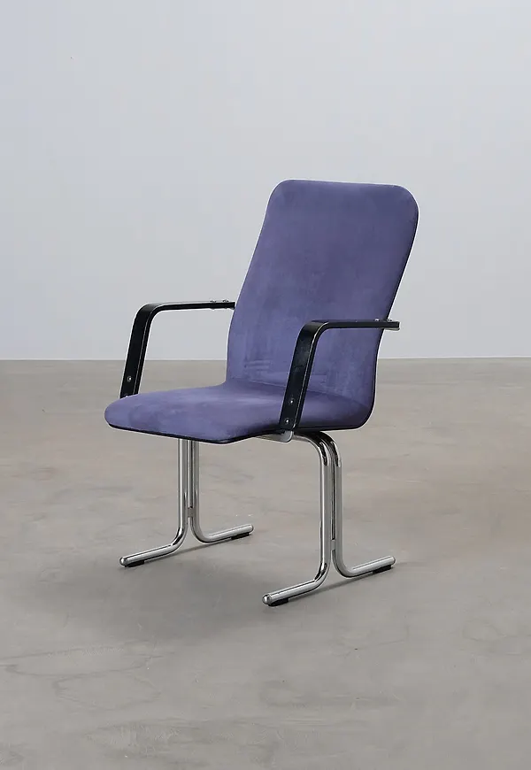 Smickrande stol i blått från Avarte.