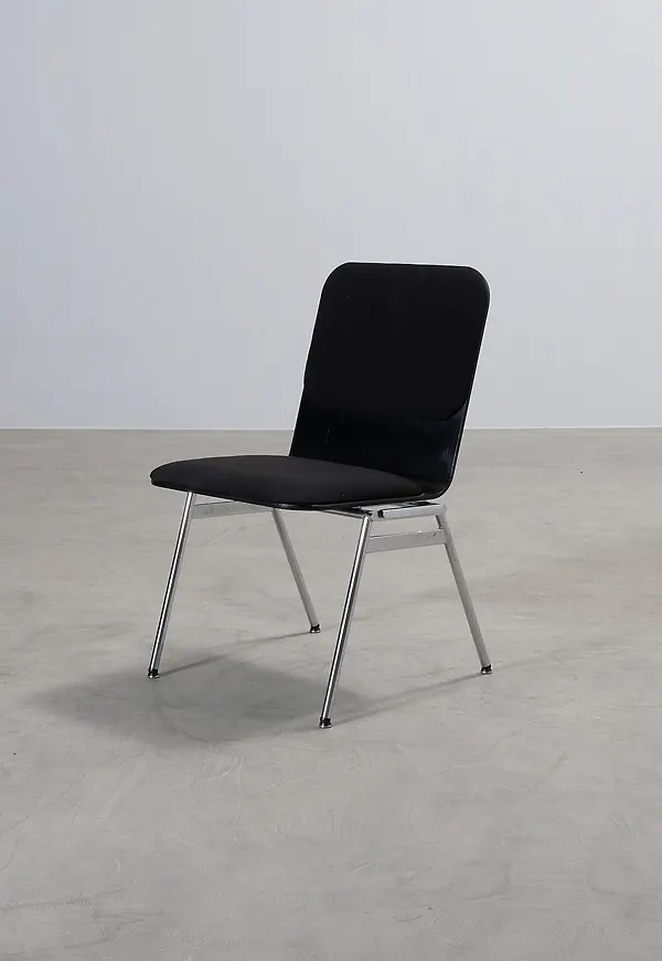 Elegant konferensstol 2025 från Yrjö Kukkapuro Design.