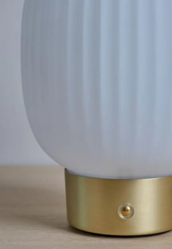 Vacker lampa 2025 från hemtex.