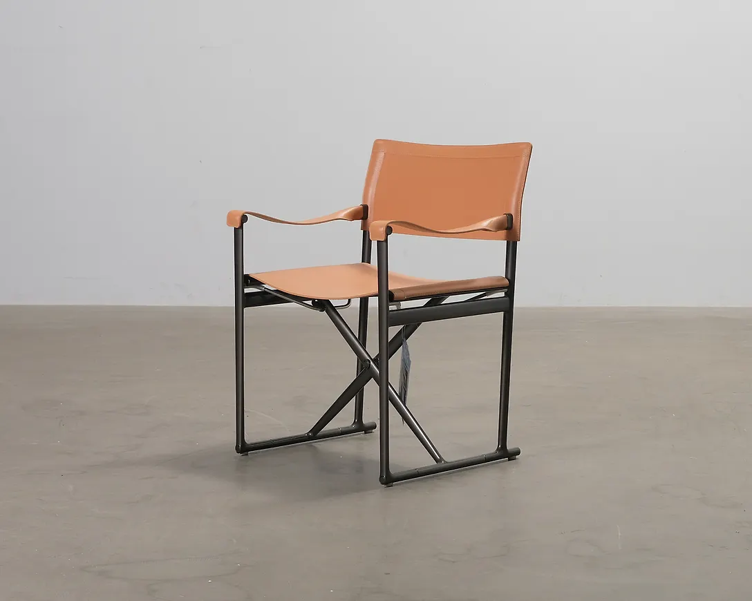 Elegant läderstol 2025 från B&B Italia.