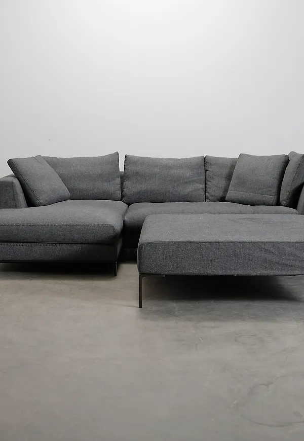 Grå B&B Italia-hörnsoffa i exklusiv modell.