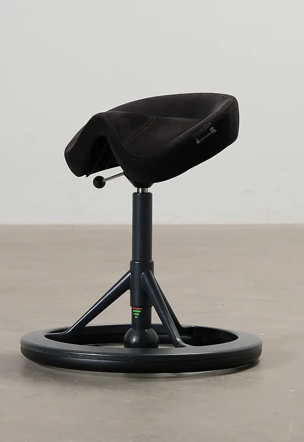 Fantastiskt snygg svart stol 2025 från No brand.