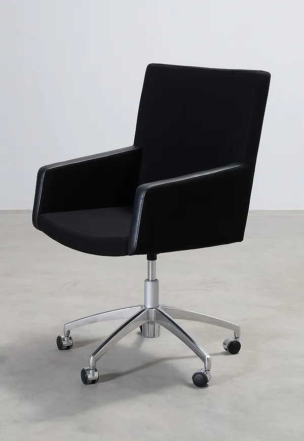 Svart Baleri Italia-läderstol i modern modell.