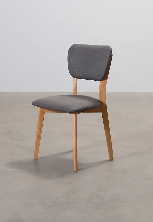 Smickrande matbordsstol 2025 från No brand.