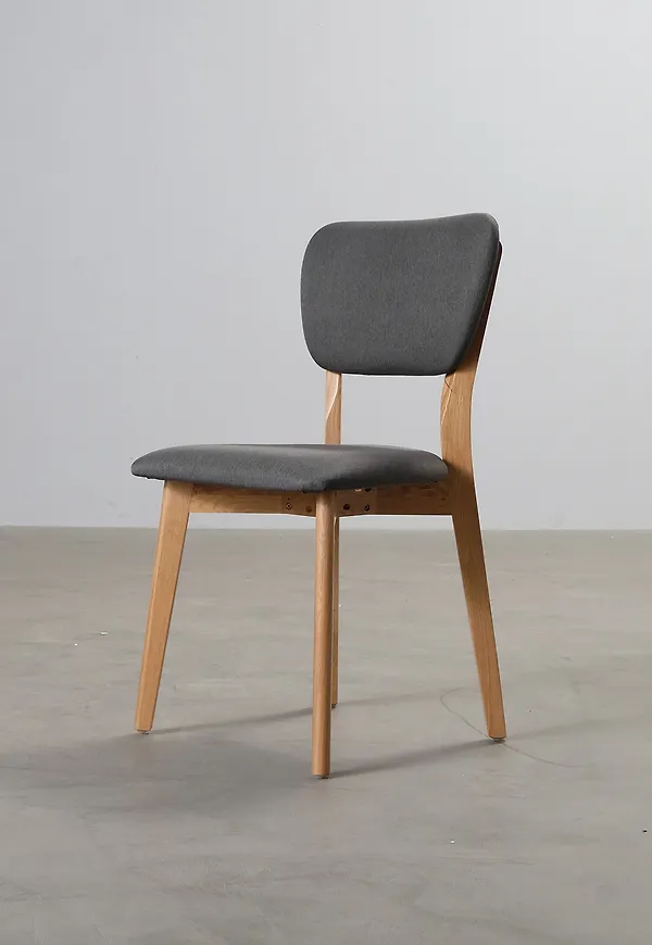 Fin stol i grå färg gjord i ek.