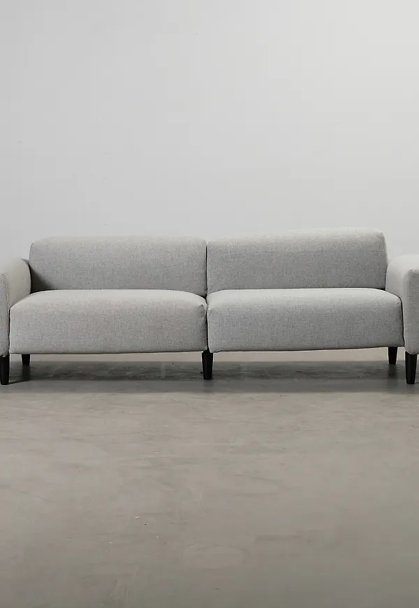Otroligt snygg grå soffa 2025 från Basta.