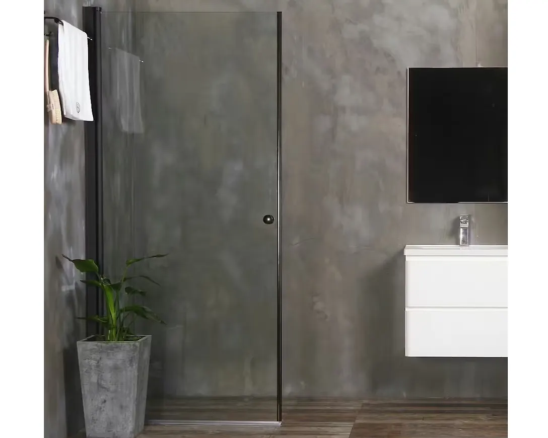 Fantastiskt snygg duschdörr i svart färg gjord i aluminium.