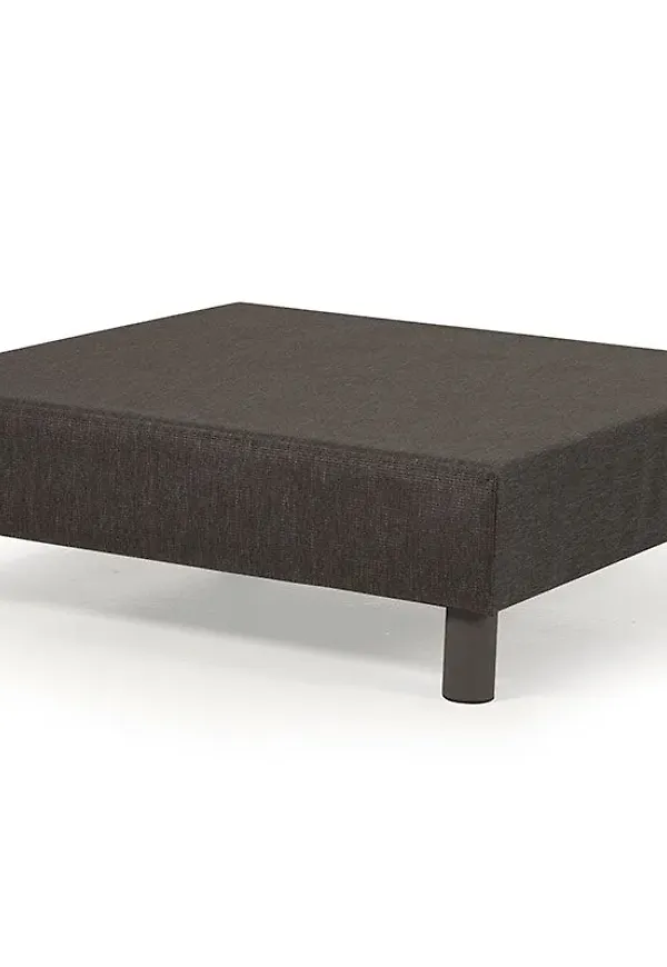 Komfortabel sidobord i grå färg gjord i aluminium.