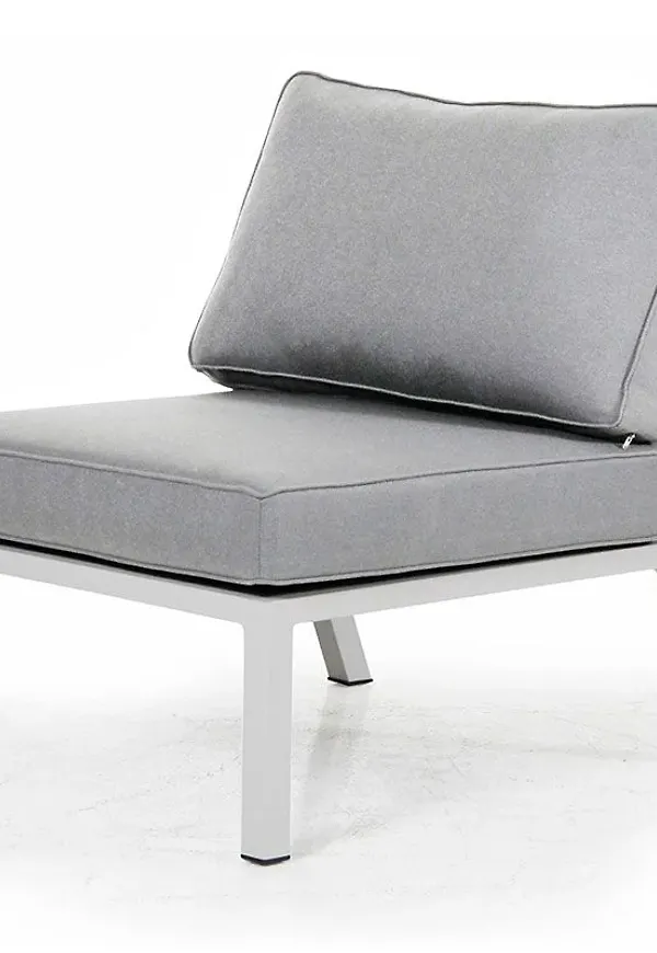 Söt utemöbel i vit färg gjord i aluminium.